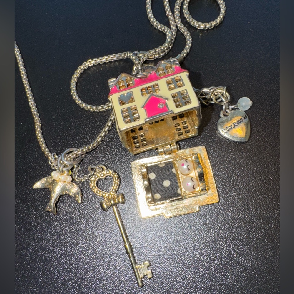 Betsey Johnson Long Pendant House Necklace Hinged to Reveal *VINTAGE, RARE FIND* - Picture 9 of 16